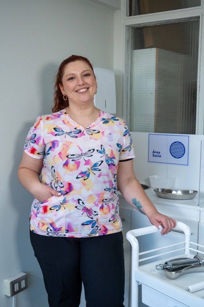 Sala de procedimientos equipada con tecnología especializada para tratamientos auditivos